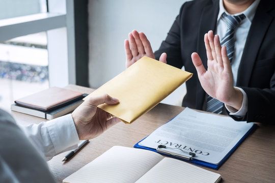 وسط ارتفاع معدلات البطالة.. "المحسوبية والواسطة" تتجذر في مواقع العمل السويدية