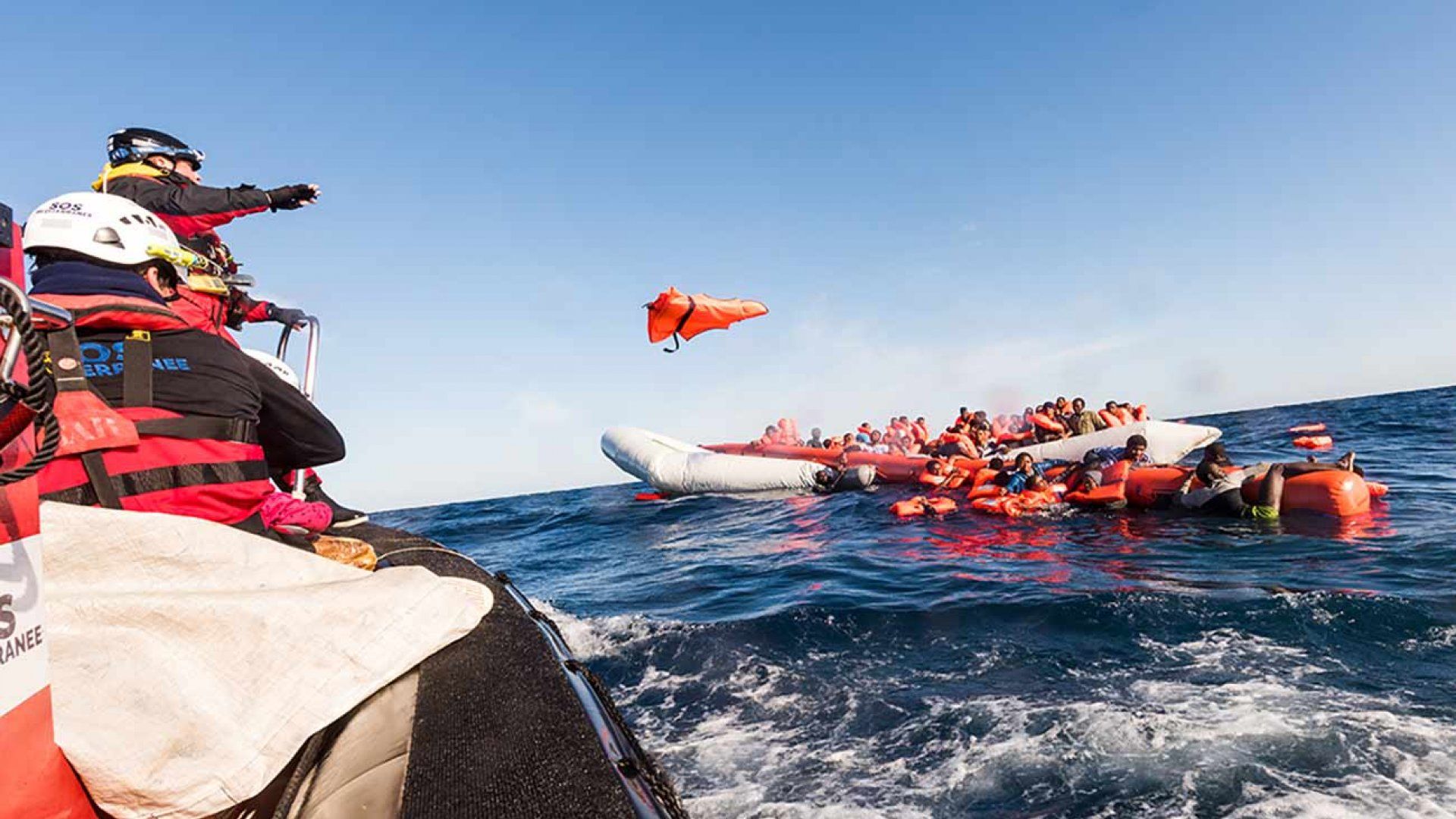 إنقاذ أكثر من 400 مهاجر في إسبانيا