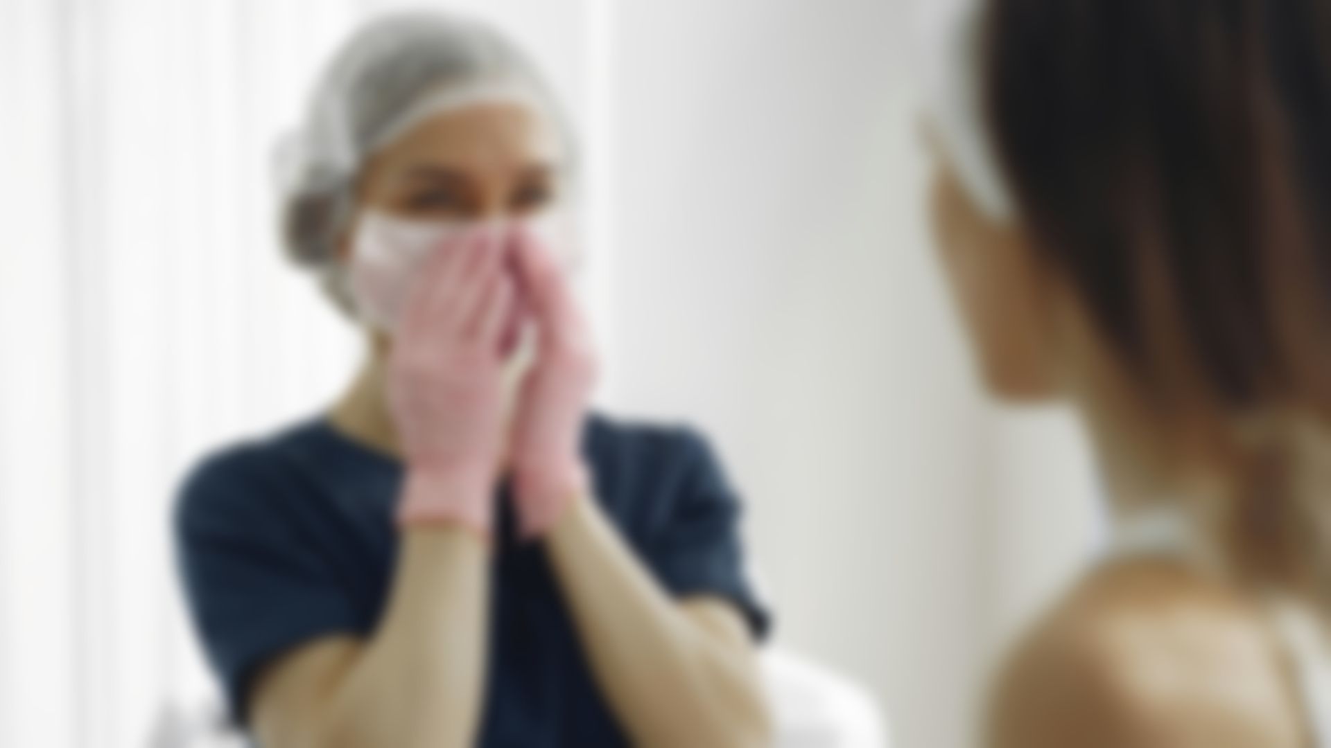 إجراءات تجميلية غير مرخصة في شقة سكنية في السويد: "لقد دمرت خدي"