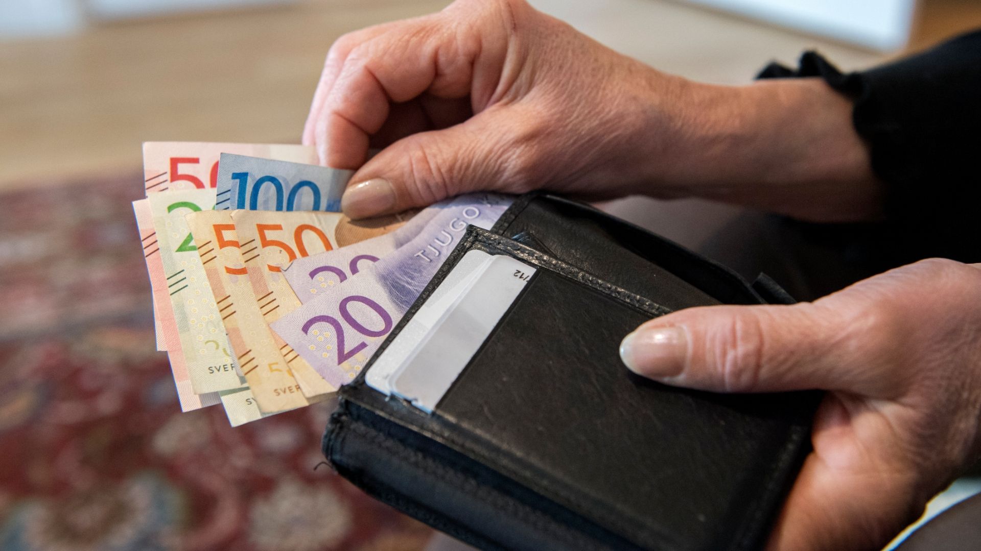 تحذيرات من تأثير خفض الفائدة على مدخرات السويديين
