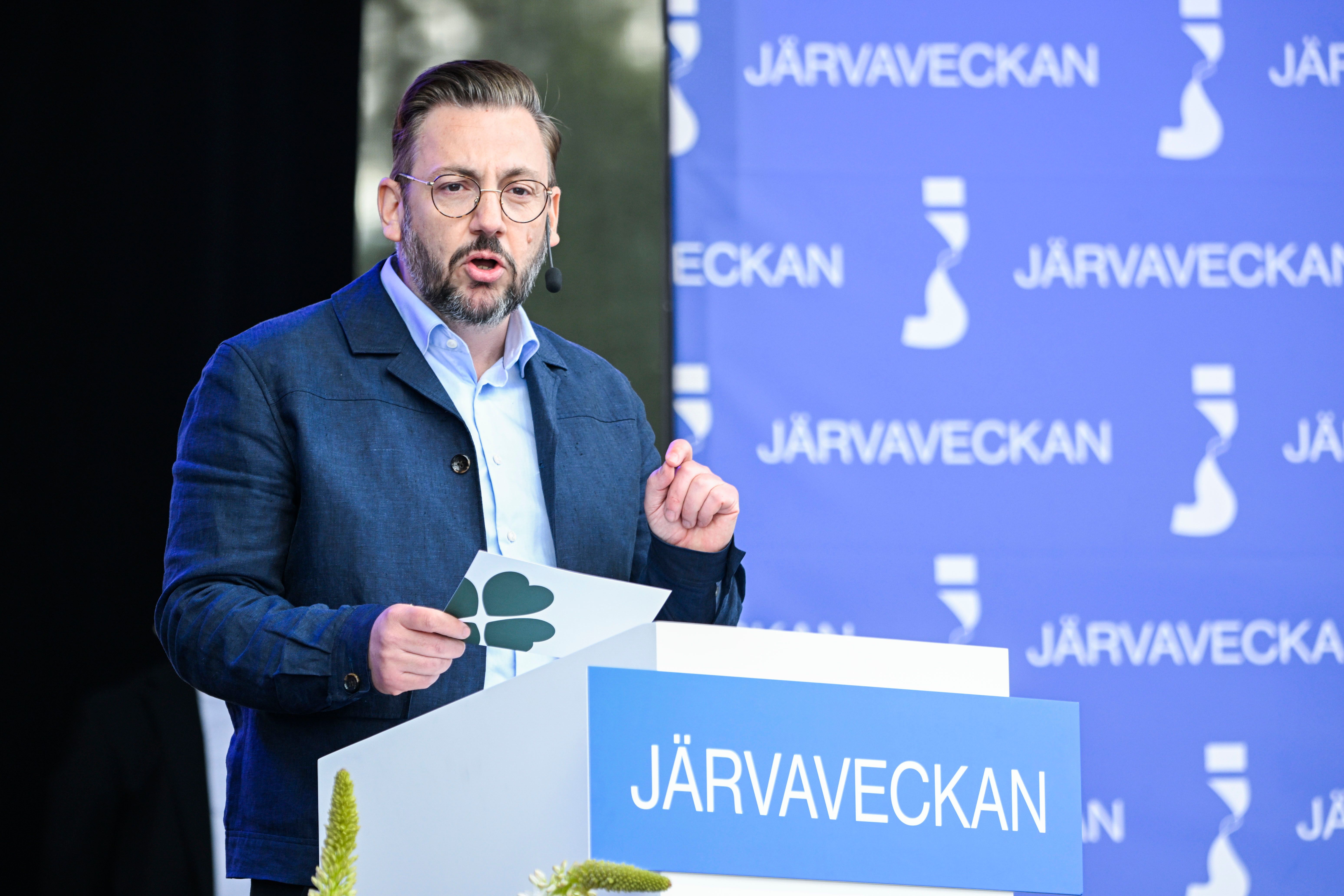زعيم حزب الوسط يطرح ثلاثة مقترحات مبتكرة للحد من الجريمة بين الشباب