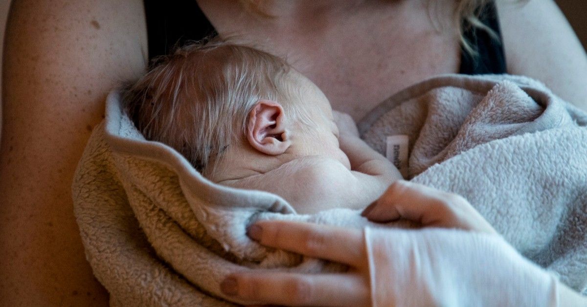 أب يتسبب بإصابة طفله الرضيع بكسور في الرأس والرقبة أثناء ضرب زوجته
