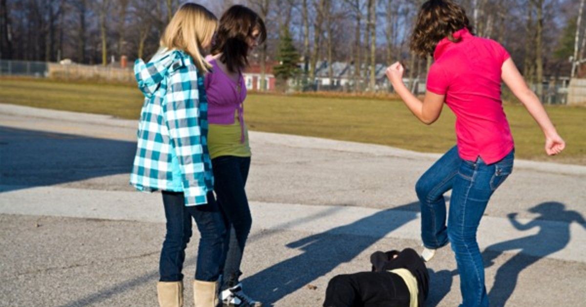 أب يحاكم بتهمة تحريض ابنته على الضرب والإساءة