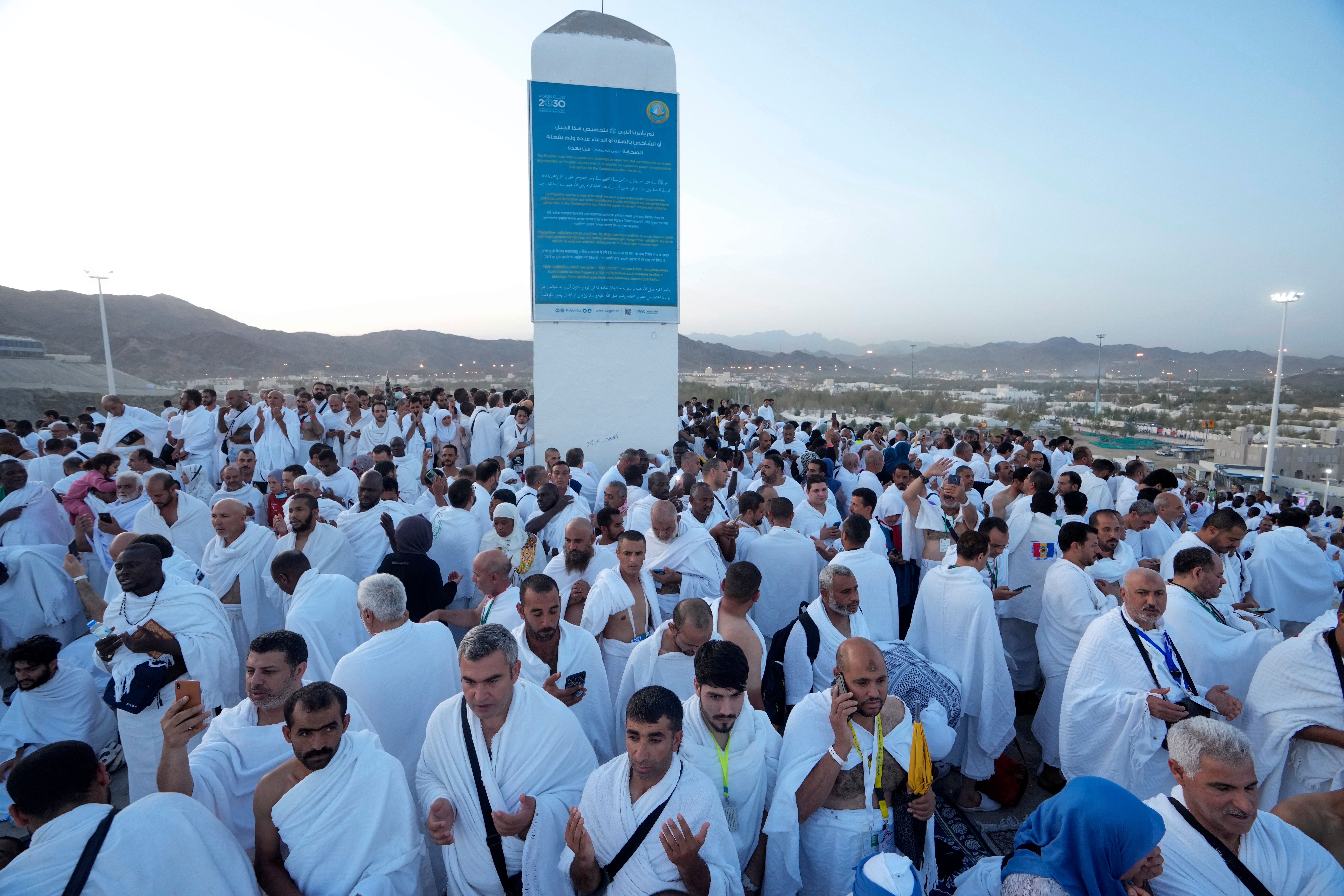 الحجاج يقفون على صعيد عرفات اليوم