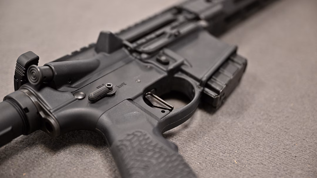 السويد تحظر بندقية AR-15 للصيد وتعلن التبرع بها لأوكرانيا