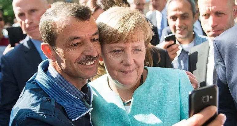 المستشارة الألمانية السابقة ميركل تفوز بجائزة سياسة الباب المفتوح الألمانية للاجئين