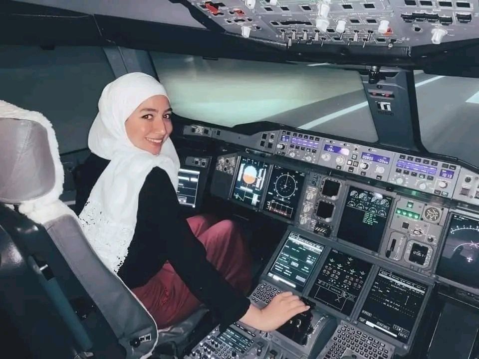مايا غزال أول لاجئة سورية تقود طائرة