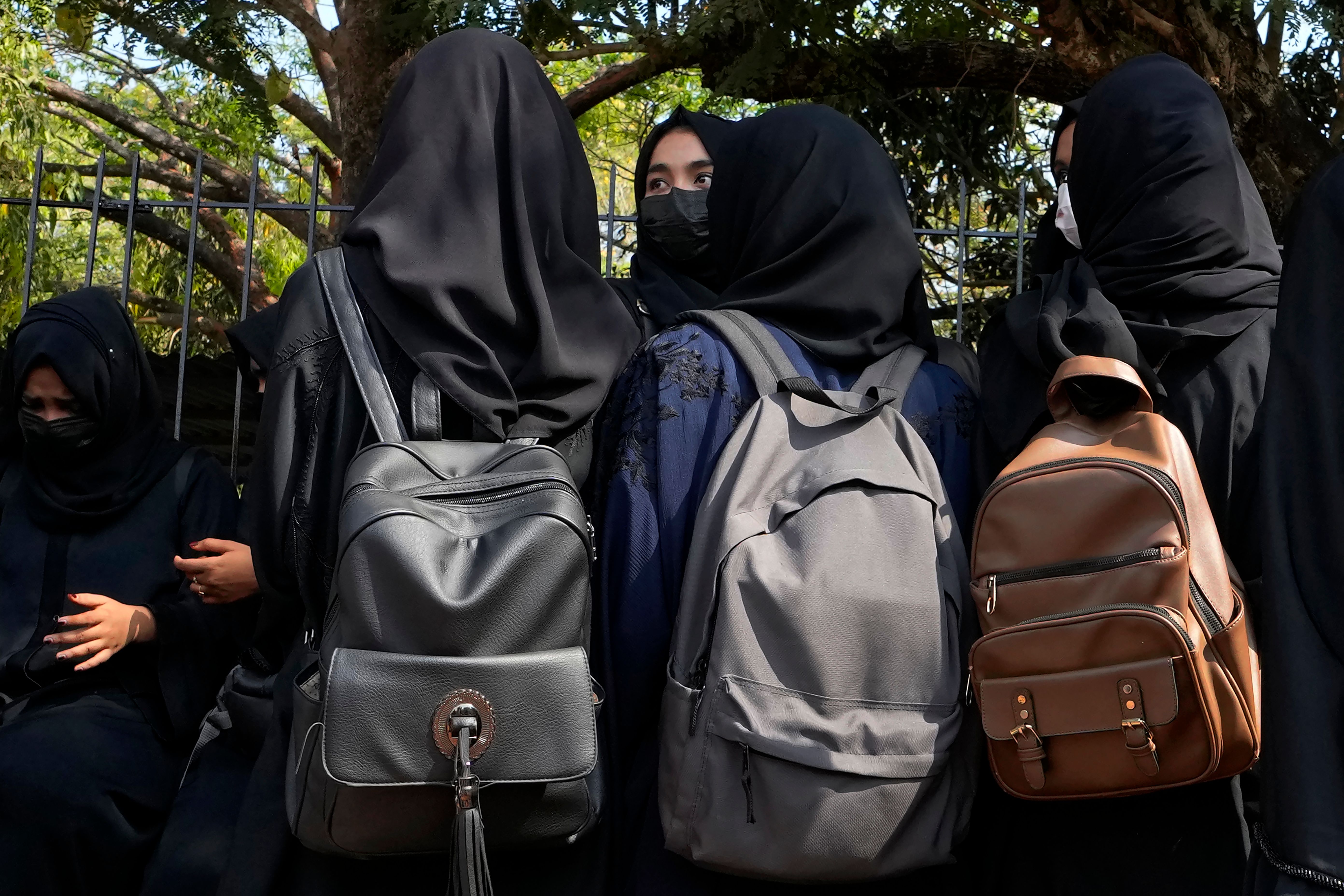 عضو في البرلمان يطالب بحظر الحجاب للفتيات في المدارس السويدية!