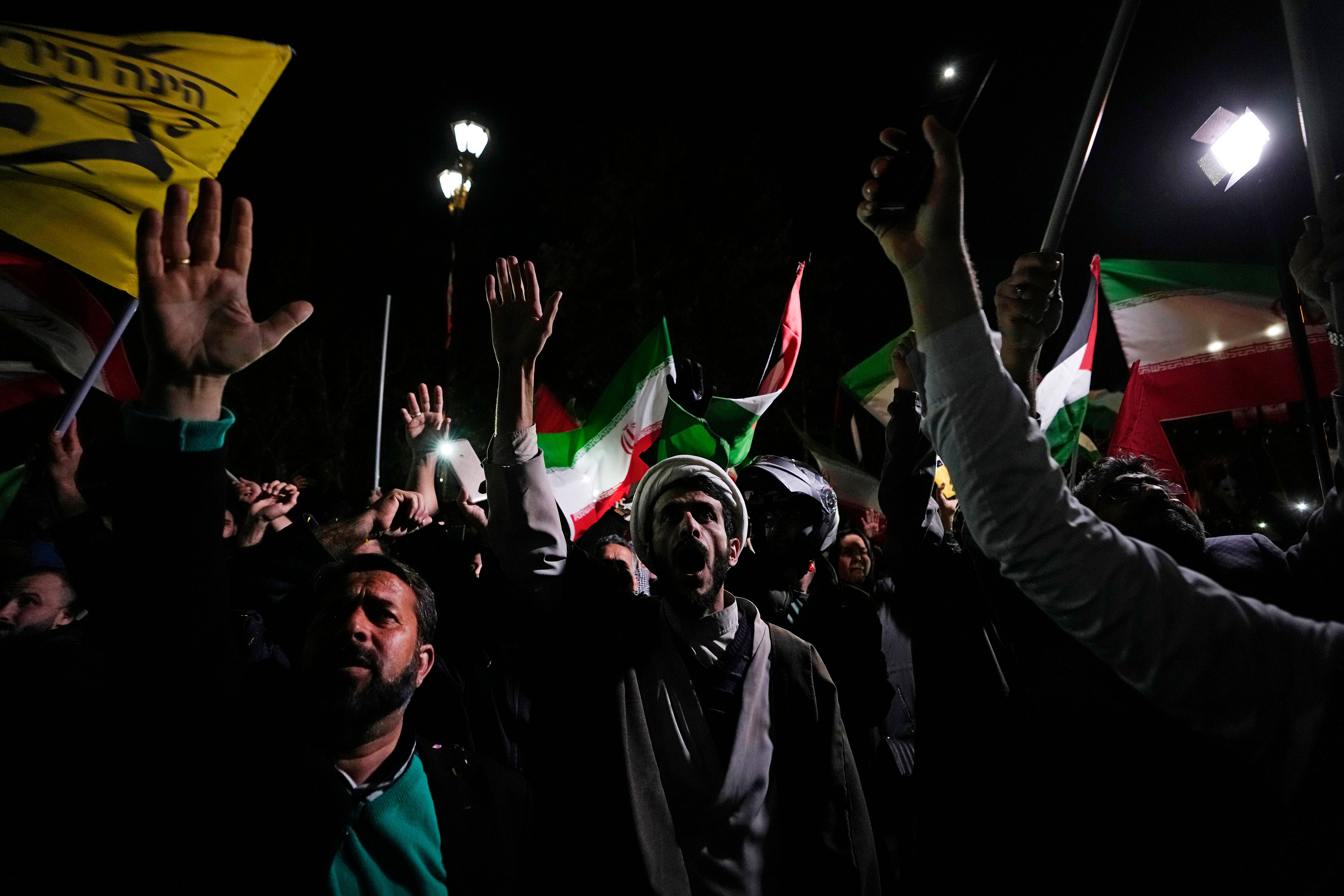 إيران تضرب إسرائيل بمئات الصواريخ والمسيرات والسويد تدين الهجوم