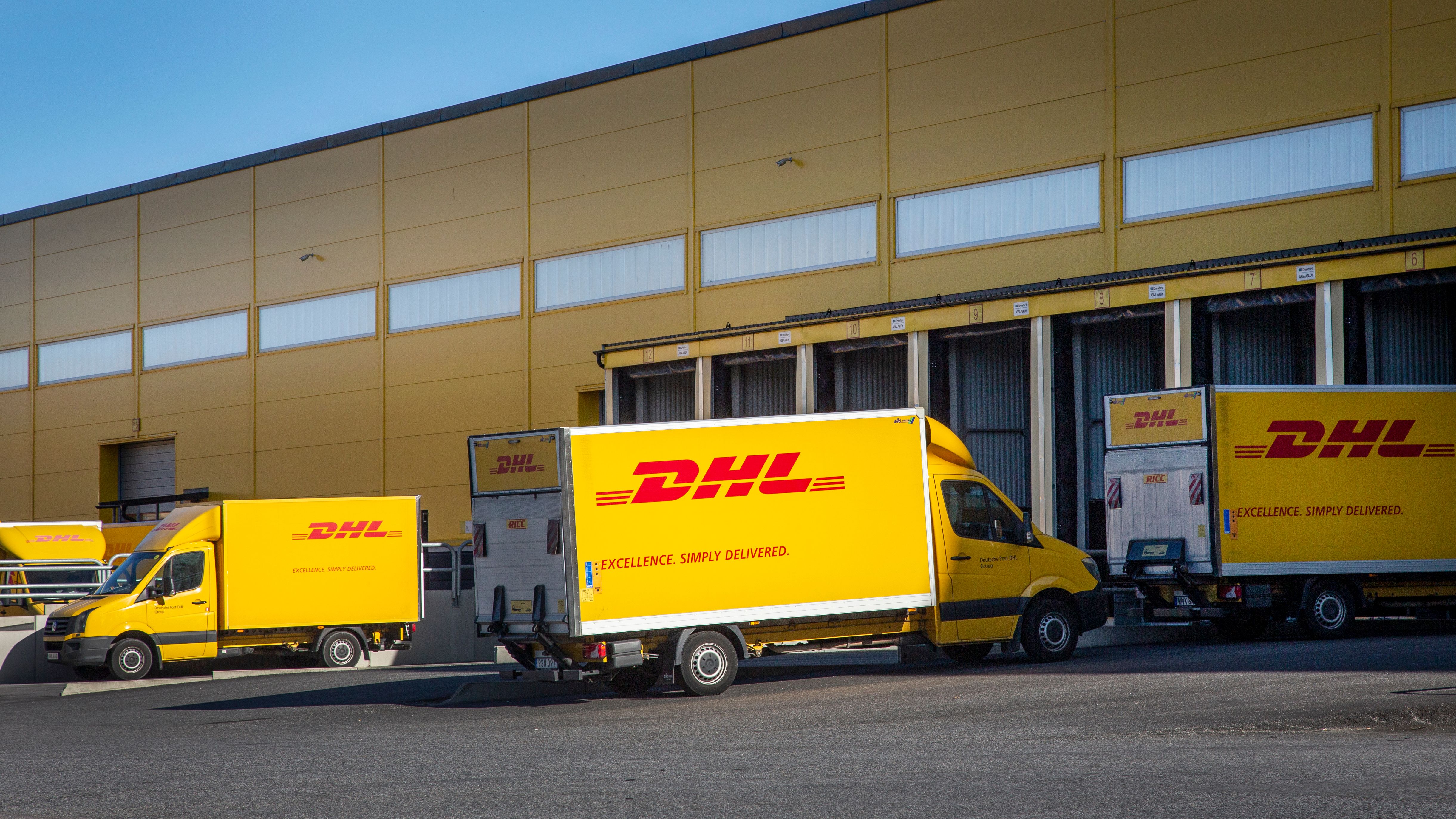 عنصرية وتمييز من DHL: شخص يُمنع من استلام طرده لأن اسمه "محمد علي"!