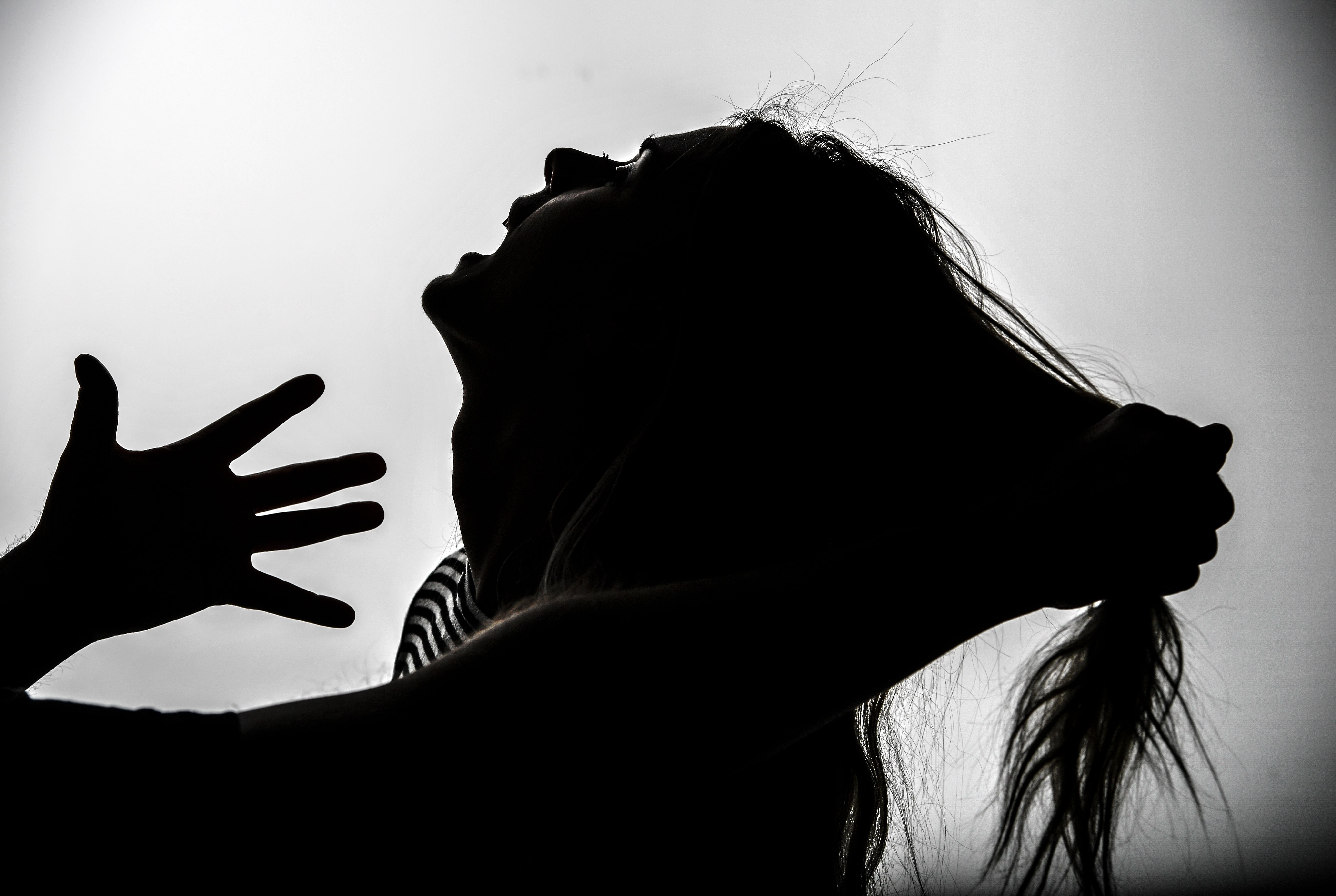 للحفاظ على "شرف" العائلة… أب يحلق شعر ابنته المراهقة في السويد