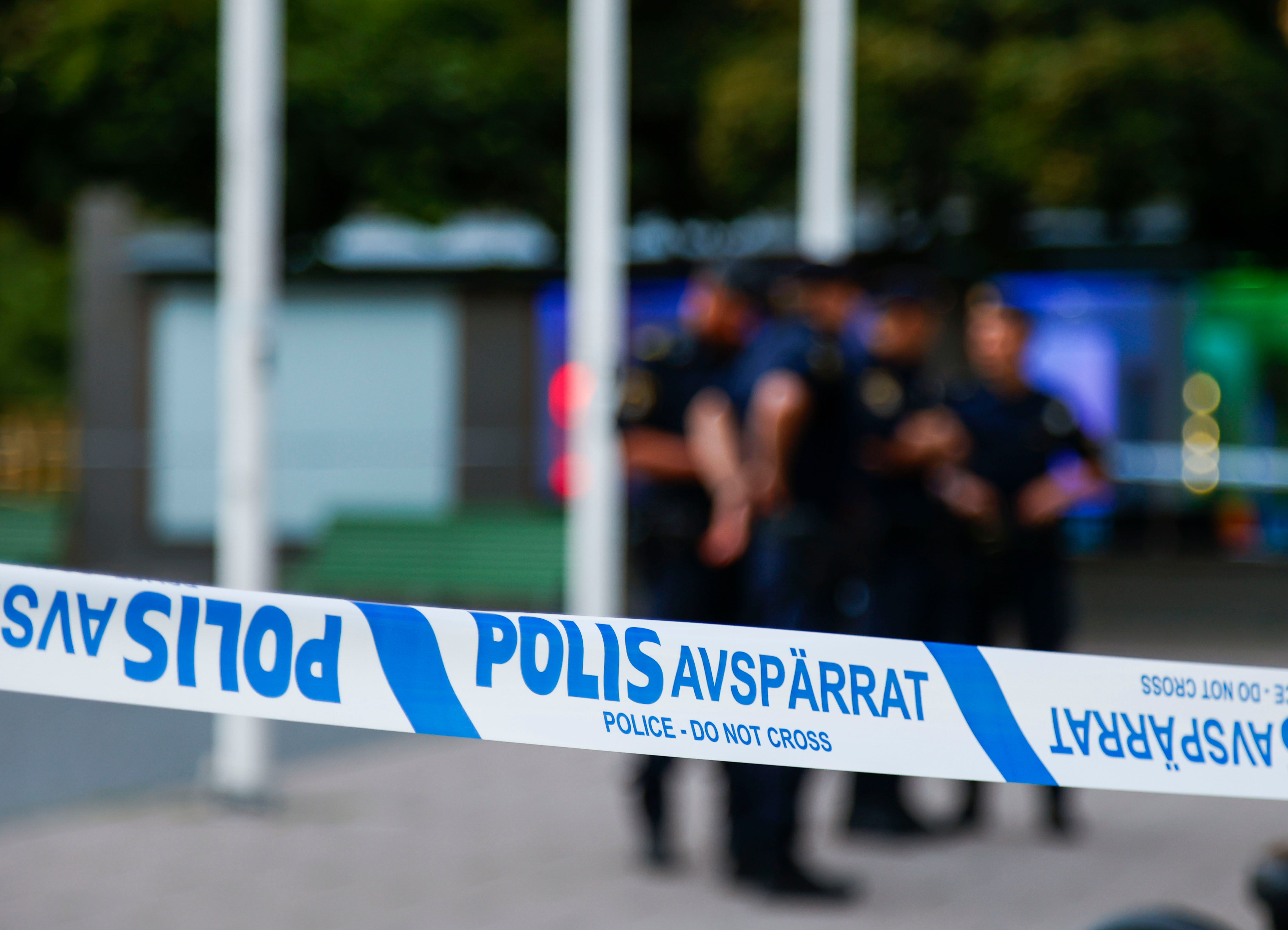 الشرطة تفتح تحقيقاً في جريمة قتل محتملة: جثة رجل مطعون وجدت في المنزل