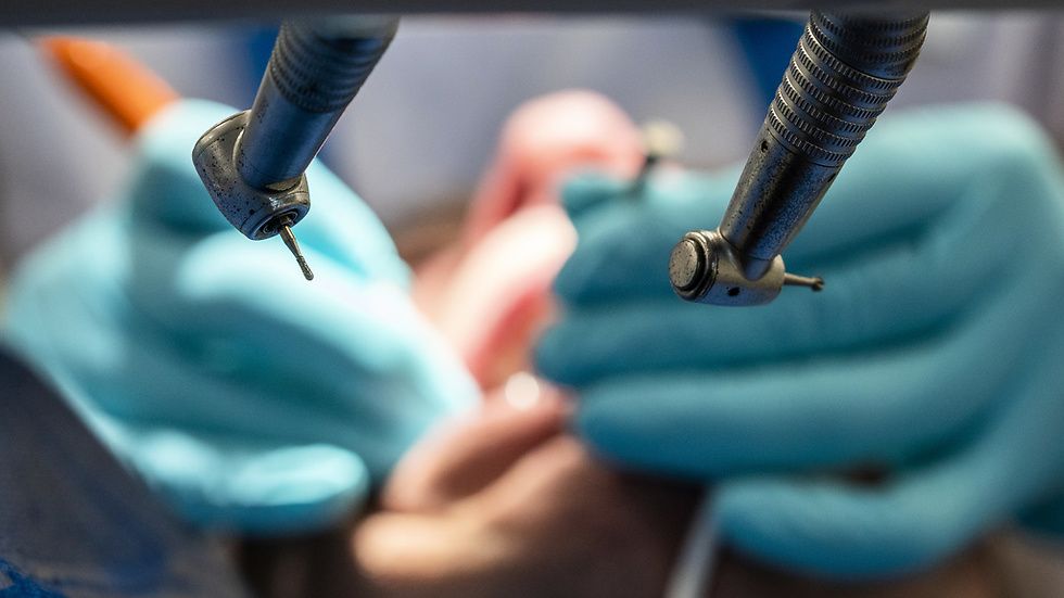 مجلس محاسبة الرعاية الصحية يسحب رخصة الطب من طبيب أسنان " غير كفء"
